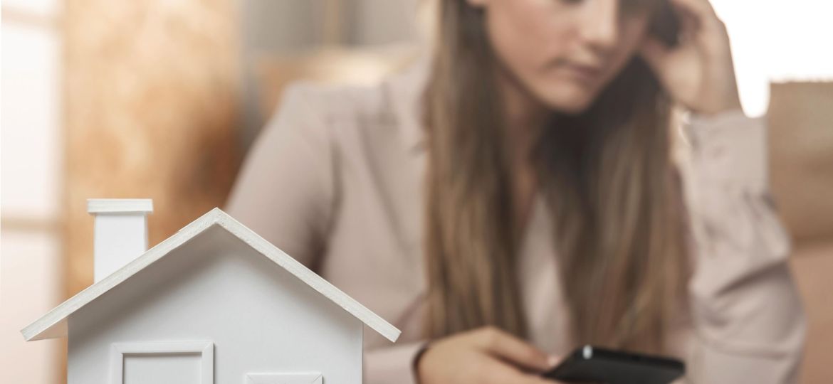 mujer-sosteniendo-telefono-de-tiro-medio